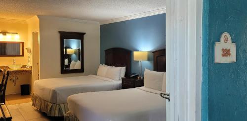 Кровать или кровати в номере Fort Lauderdale Grand Hotel