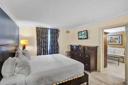 Кровать или кровати в номере Fort Lauderdale Grand Hotel