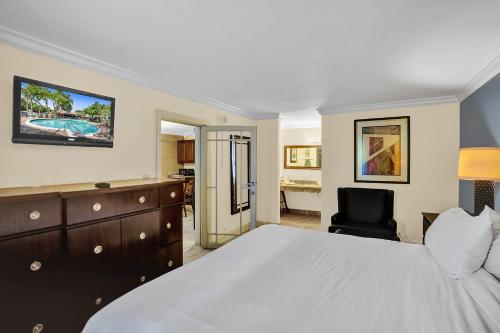 Кровать или кровати в номере Fort Lauderdale Grand Hotel
