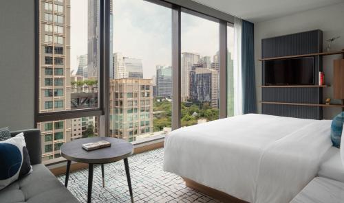 Un ou plusieurs lits dans un hébergement de l'établissement Kimpton Maa-Lai Bangkok by IHG