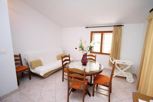 sala de estar con mesa, sillas y sofá en Apartments by the sea Businci, Ciovo - 5256 en Trogir