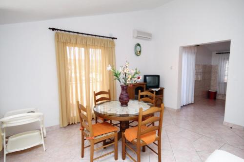 Apartments by the sea Businci, Ciovo - 5256
