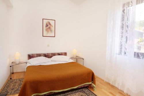 sypialnia z łóżkiem i oknem w obiekcie Apartments by the sea Punat, Krk - 5328 w mieście Punat