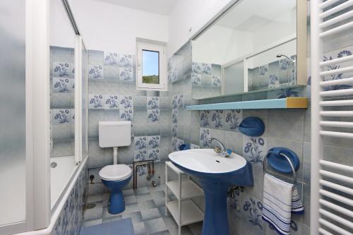 Ένα μπάνιο στο Apartments with parking space Punat, Krk - 5410