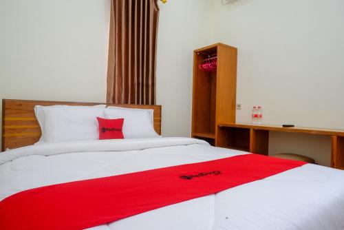 Кровать или кровати в номере RedDoorz near Rita Supermall Purwokerto 2