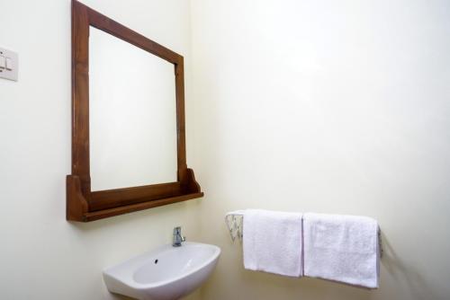 Ванная комната в RedDoorz near Rita Supermall Purwokerto 2