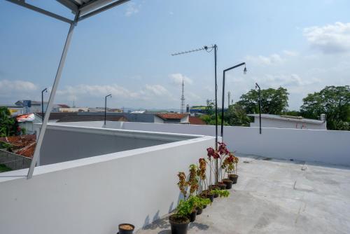 Фотография из галереи RedDoorz near Rita Supermall Purwokerto 2 в городе Пурвокерто