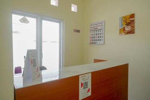 Фотография из галереи RedDoorz near Rita Supermall Purwokerto 2 в городе Пурвокерто