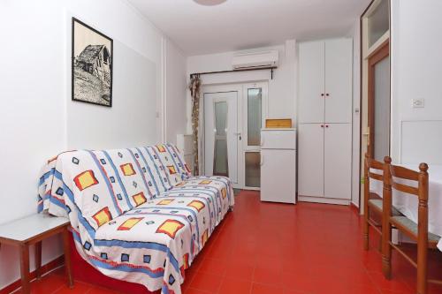 ein Wohnzimmer mit einem Sofa und einer Küche in der Unterkunft Apartments with a parking space Punat, Krk - 5410 in Punat