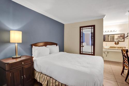 Кровать или кровати в номере Fort Lauderdale Grand Hotel