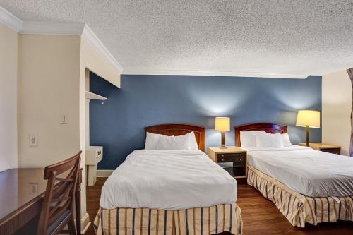 Кровать или кровати в номере Fort Lauderdale Grand Hotel