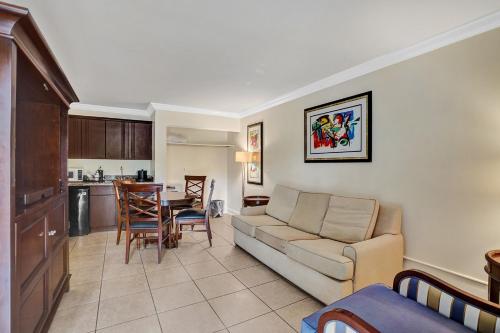 Кухня или мини-кухня в Fort Lauderdale Grand Hotel
