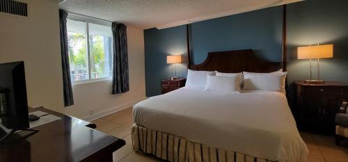 Кровать или кровати в номере Fort Lauderdale Grand Hotel