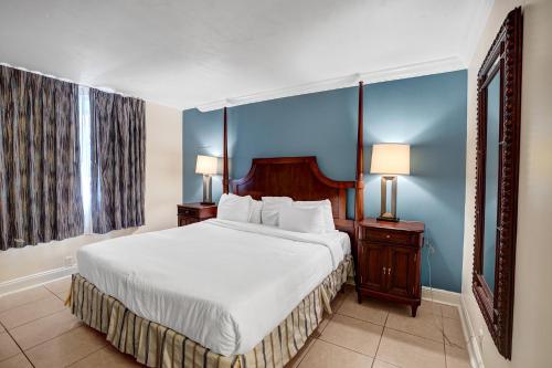 Кровать или кровати в номере Fort Lauderdale Grand Hotel