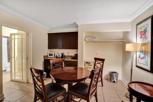 Кухня или мини-кухня в Fort Lauderdale Grand Hotel
