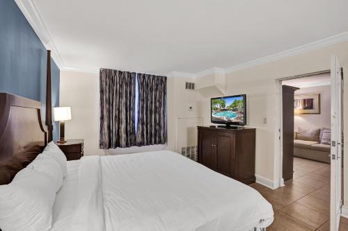 Кровать или кровати в номере Fort Lauderdale Grand Hotel