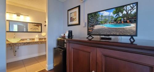Телевизор и/или развлекательный центр в Fort Lauderdale Grand Hotel