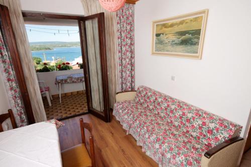 Postel nebo postele na pokoji v ubytování Apartment Punat 5428a