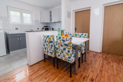 Kuchyň nebo kuchyňský kout v ubytování Apartments by the sea Punat, Krk - 5351