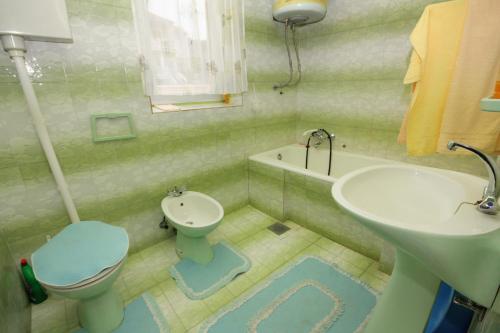 Et badeværelse på Apartments with a parking space Punat, Krk - 5350