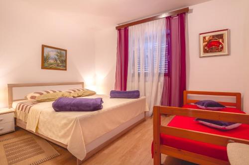 Postel nebo postele na pokoji v ubytování Apartment Njivice 5362b