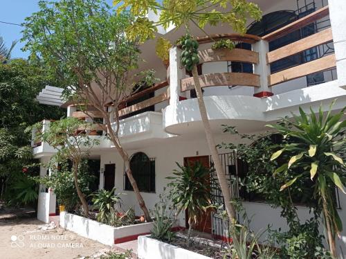 una casa con delle piante sul lato di Hotel Villa Mary Apartaestudios playa a Puerto Colombia