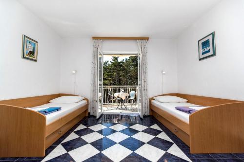 2 camas en una habitación con ventana en Apartments with a swimming pool Jadranovo, Crikvenica - 5521 en Jadranovo