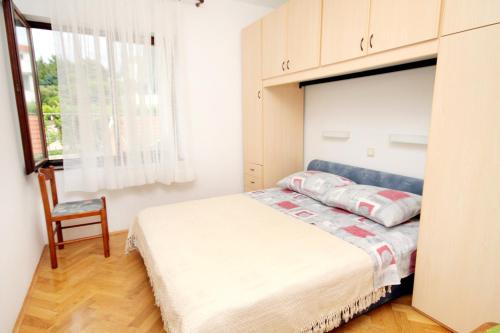 Apartments with a parking space Krk - 5422