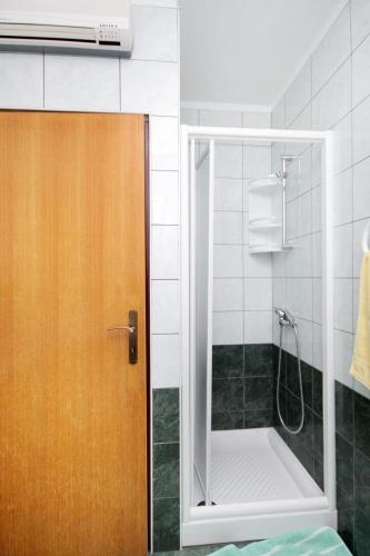 Apartments with a parking space Krk - 5422