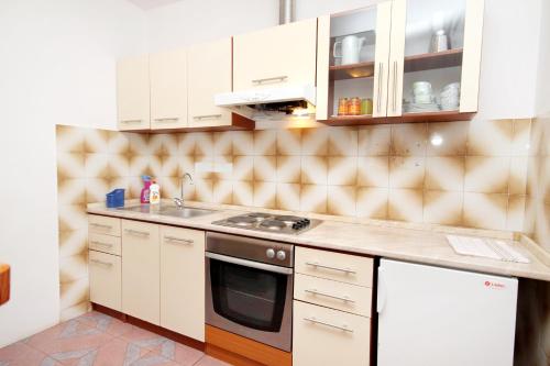 Apartments with a parking space Krk - 5422