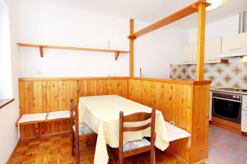 Apartments with a parking space Krk - 5422