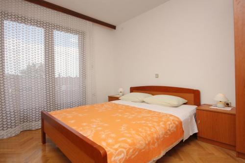 - une chambre avec un lit et une grande fenêtre dans l'établissement Apartments with a parking space Punat, Krk - 5375, à Punat