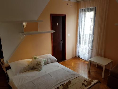 Un dormitorio pequeño con una cama y una ventana. en Double Room Punat 5363c, en Punat