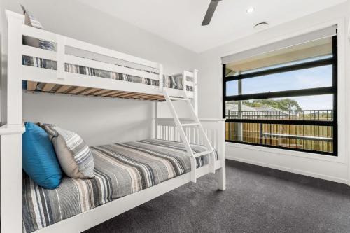 sypialnia z 2 łóżkami piętrowymi i oknem w obiekcie The Manor w mieście Cowes