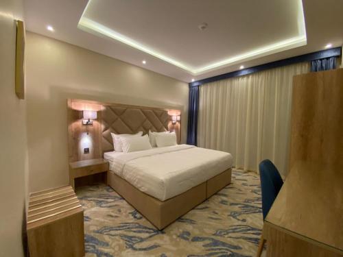 a hotel room with a bed and a chair at ماس للشقق الفندقية الفاخرة in Jeddah