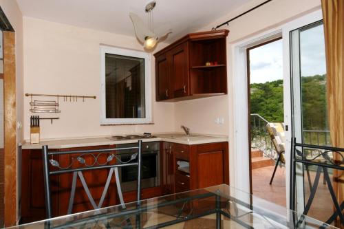kuchnia z blatem ze zlewem i oknem w obiekcie Holiday house with a parking space Vrbnik, Krk - 5426 w mieście Vrbnik