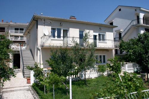 duży biały dom ze schodami i drzewami w obiekcie Apartments with a parking space Selce, Crikvenica - 5475 w mieście Selce