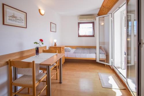 Postel nebo postele na pokoji v ubytování Apartments for families with children Krk - 5396