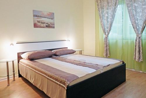 uma cama grande num quarto com uma janela em Apartments with a parking space Silo, Krk - 5436 em Šilo