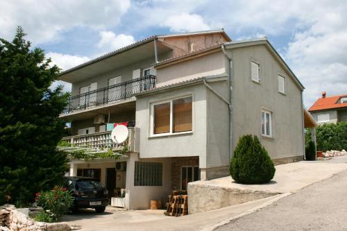 Apartments with parking space Novi Vinodolski - 5529