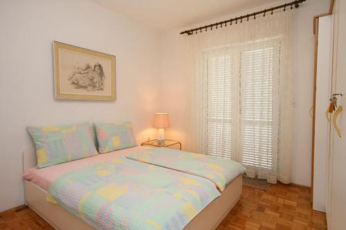 Apartments with parking space Novi Vinodolski - 5529