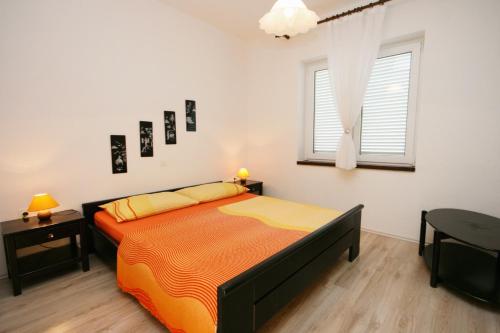Apartments with parking space Novi Vinodolski - 5529