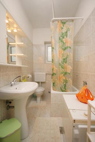 Apartments with parking space Novi Vinodolski - 5529