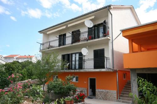 Apartments with parking space Novi Vinodolski - 5514