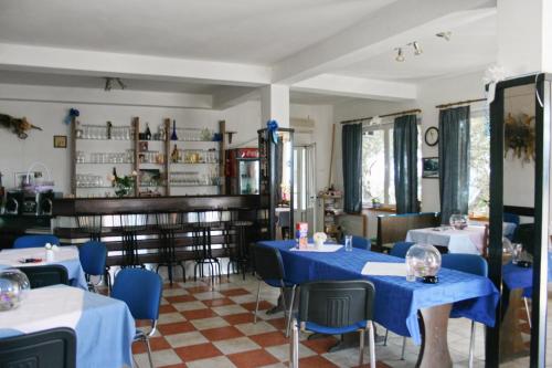 Restoran atau tempat lain untuk makan di Apartments and rooms with parking space Stara Baska, Krk - 5447