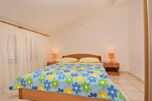 sypialnia z łóżkiem i dwoma lampami na dwóch stołach w obiekcie Apartments with a parking space Pinezici, Krk - 5465 w mieście Pinezići