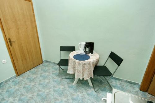 een kamer met een tafel en een koffiezetapparaat. bij Apartments with a parking space Novi Vinodolski - 5526 in Novi Vinodolski