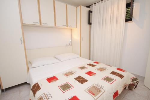 Apartments with parking space Supetar, Brac - 5385