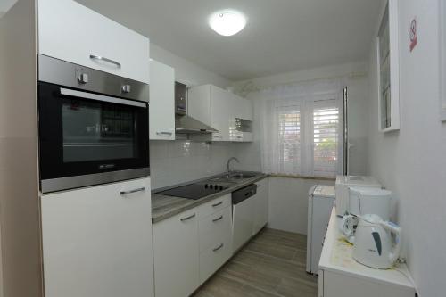Apartments with parking space Supetar, Brac - 5385
