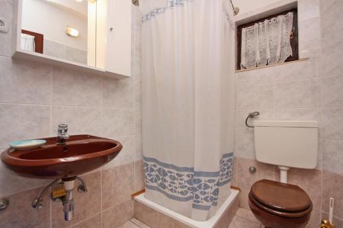 Et badeværelse på Apartments with a parking space Porat, Krk - 5322